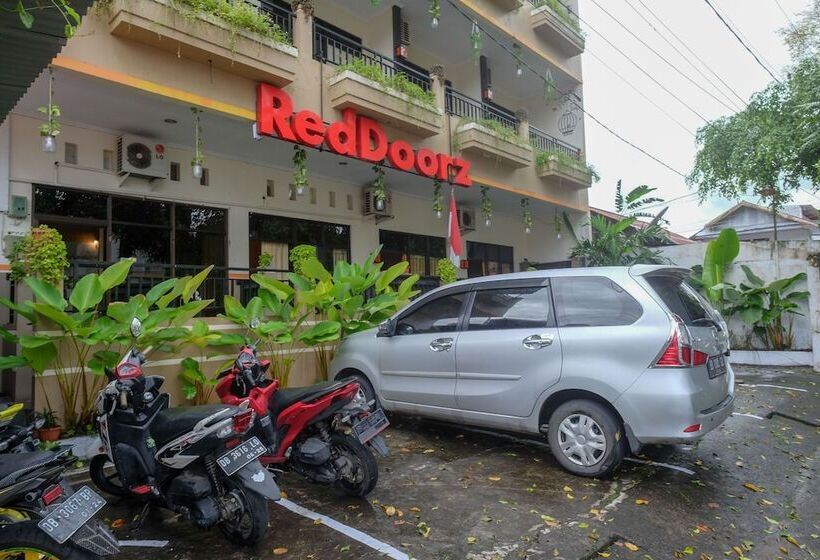 פנסיון Reddoorz @ Jalan Pramuka Manado