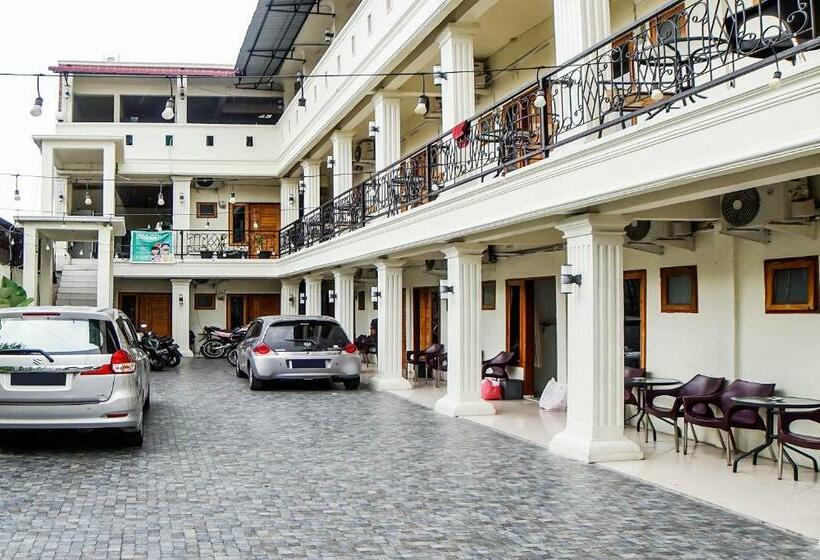 بنسيون Roemah Gebang