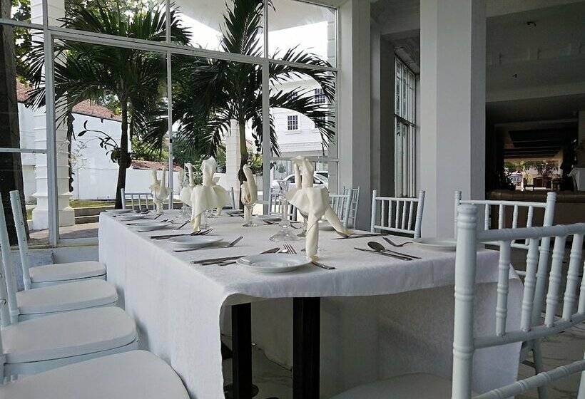 Hotel Cinnamon Villa Negombo