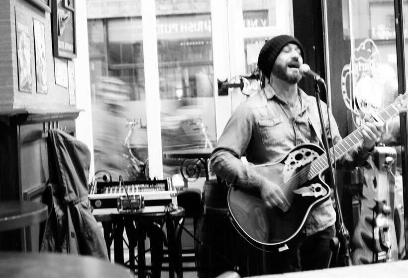 فندق صغير Durty Nelly's Inn