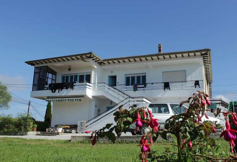 Hostel El Pico De Santillana