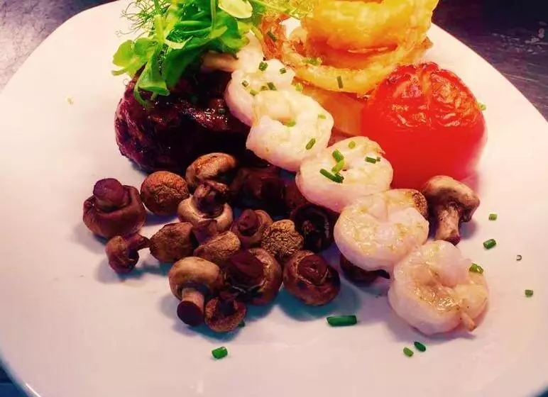 Duck Bay Hotel & Restaurant