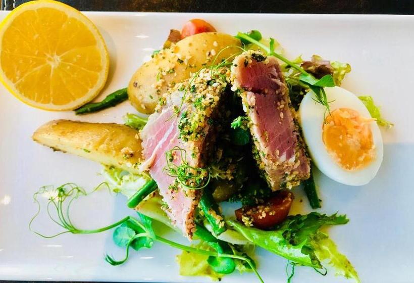 Duck Bay Hotel & Restaurant