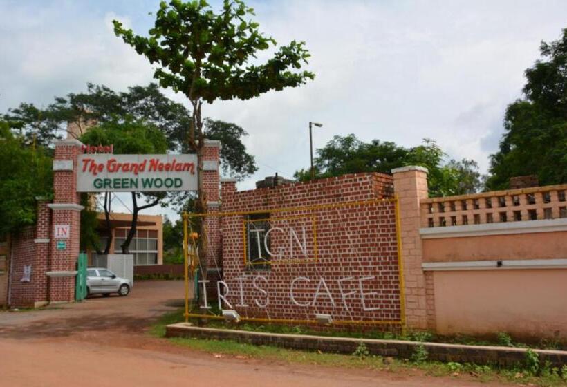 ホテル The Grand Neelam