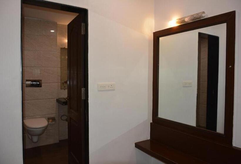 ホテル The Grand Neelam