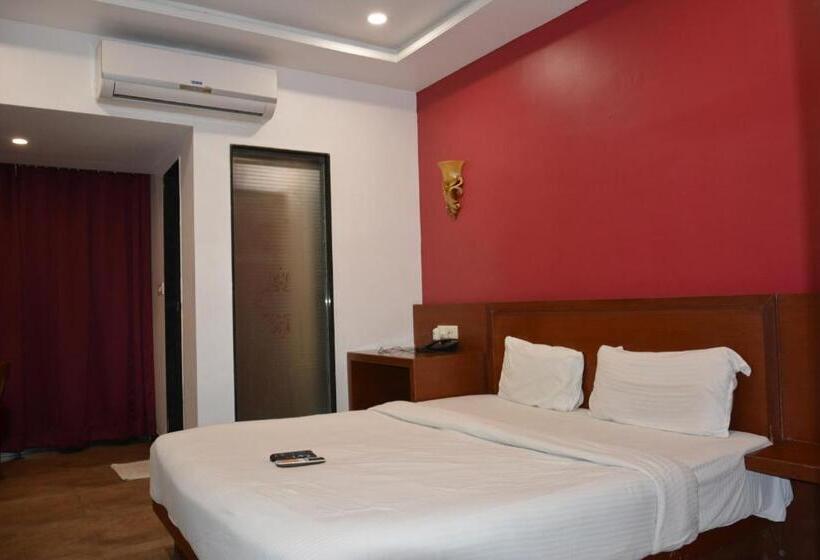 ホテル The Grand Neelam