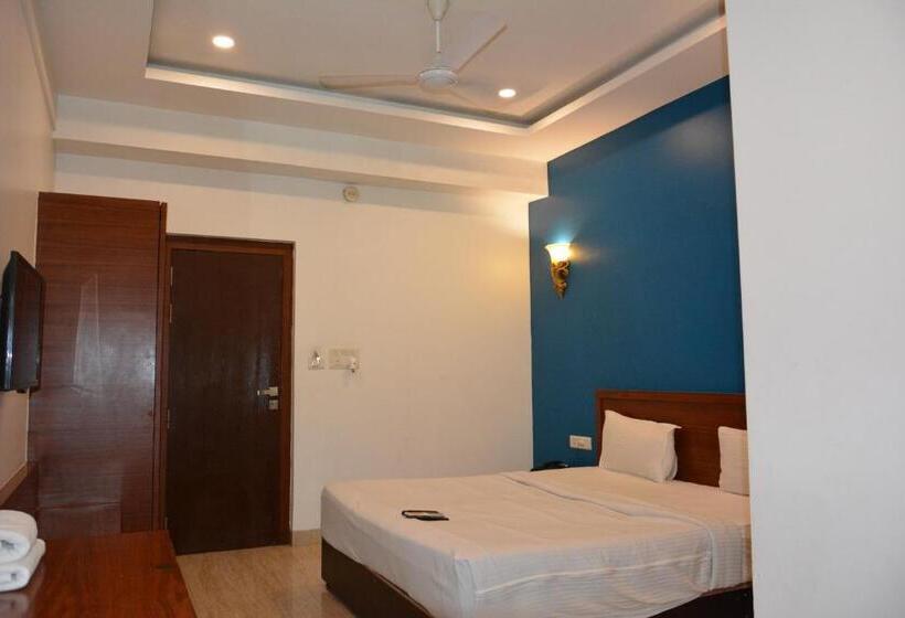 ホテル The Grand Neelam