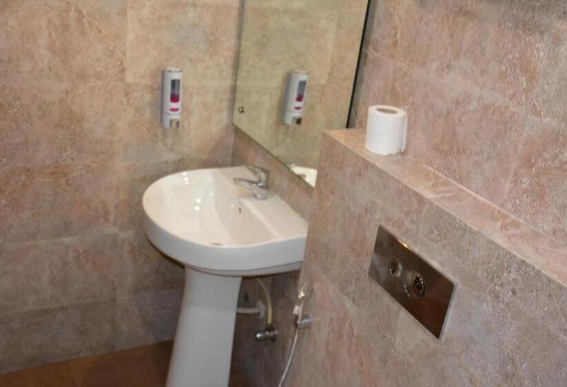 ホテル The Grand Neelam