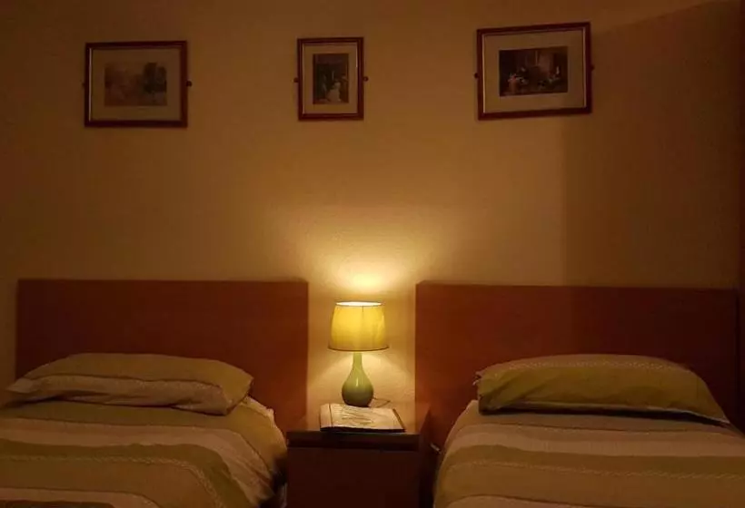 Aamiaismajoitus (B&B) Cross Oak Inn