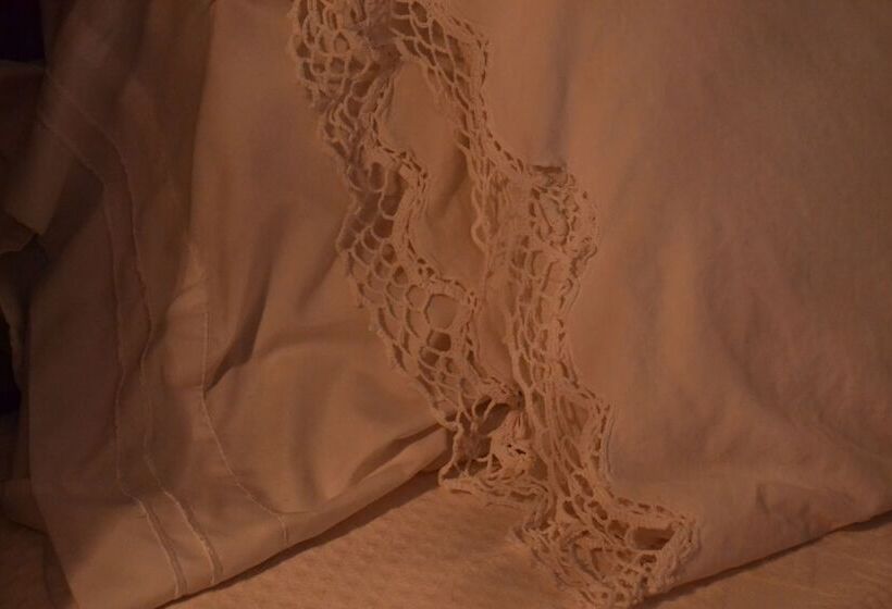 Carleton House Bed And Breakfast