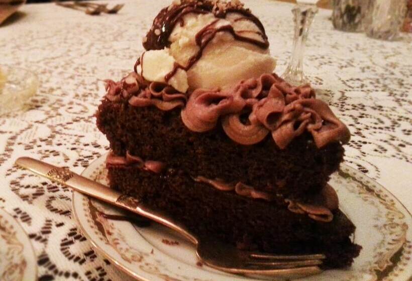 Carleton House Bed And Breakfast