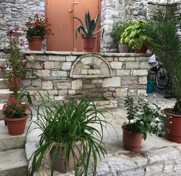 پانسیون Tourists Guest House