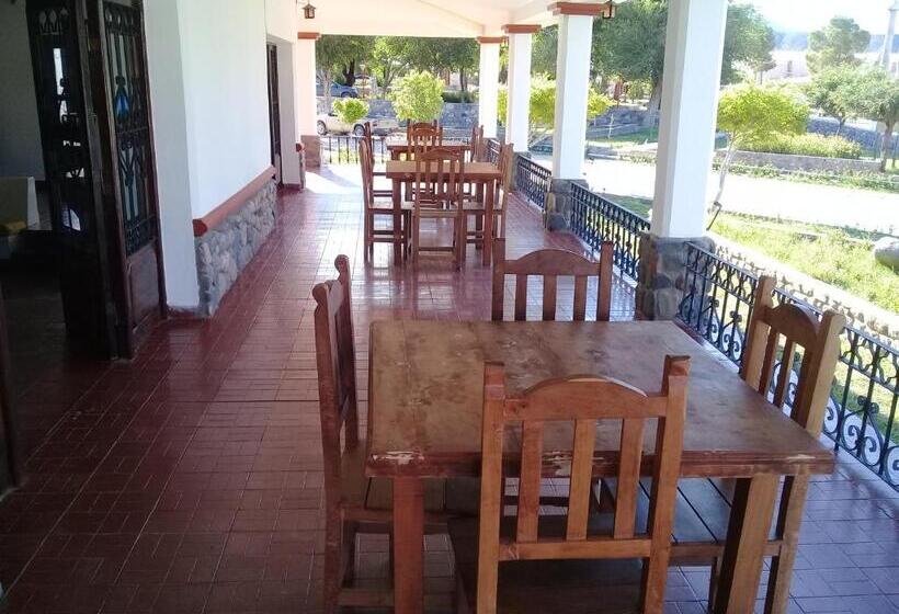 فندق صغير Hostería Municipal De Angastaco