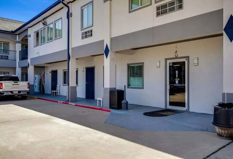 Motelli Executive Inn & Suites