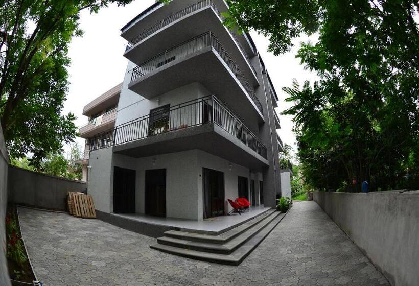 تختخواب و صبحانه Gori