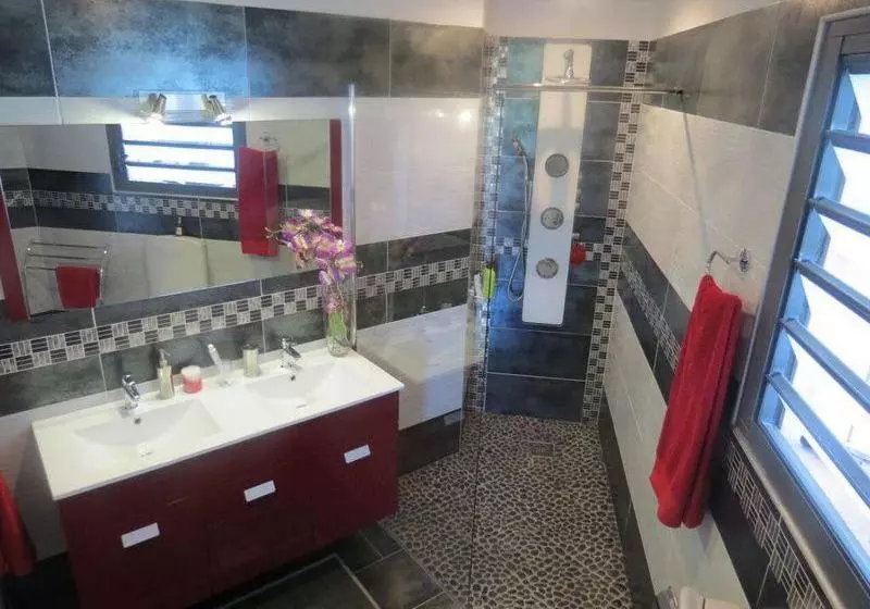 تختخواب و صبحانه Les Nymphes De Bourbon