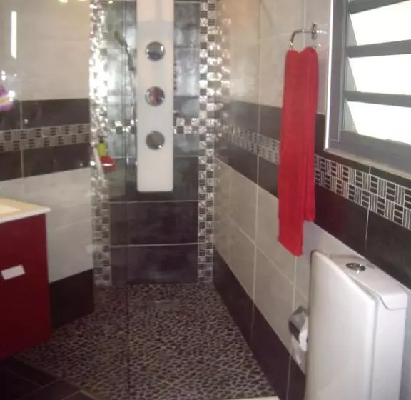 تختخواب و صبحانه Les Nymphes De Bourbon