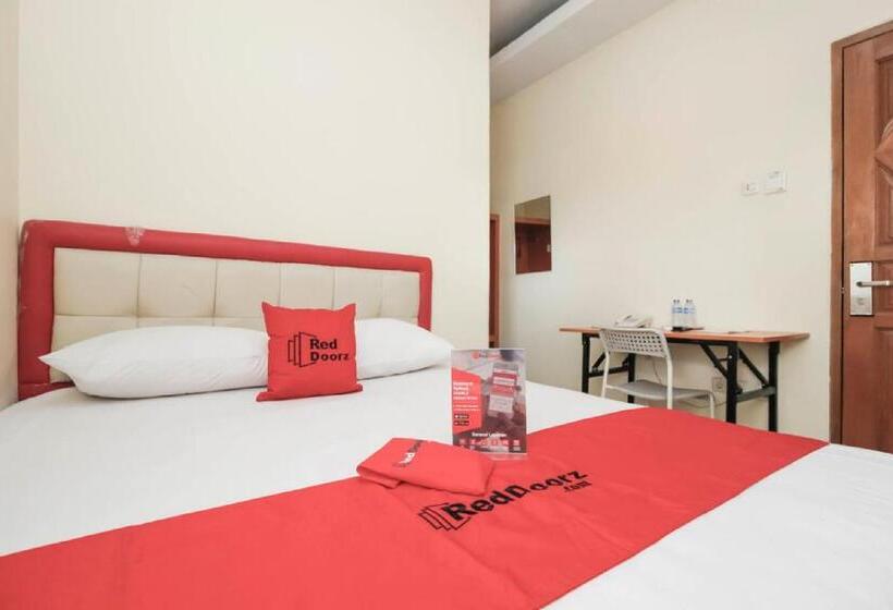 Hotel Reddoorz Plus @ Jalan Pemuda Jakarta