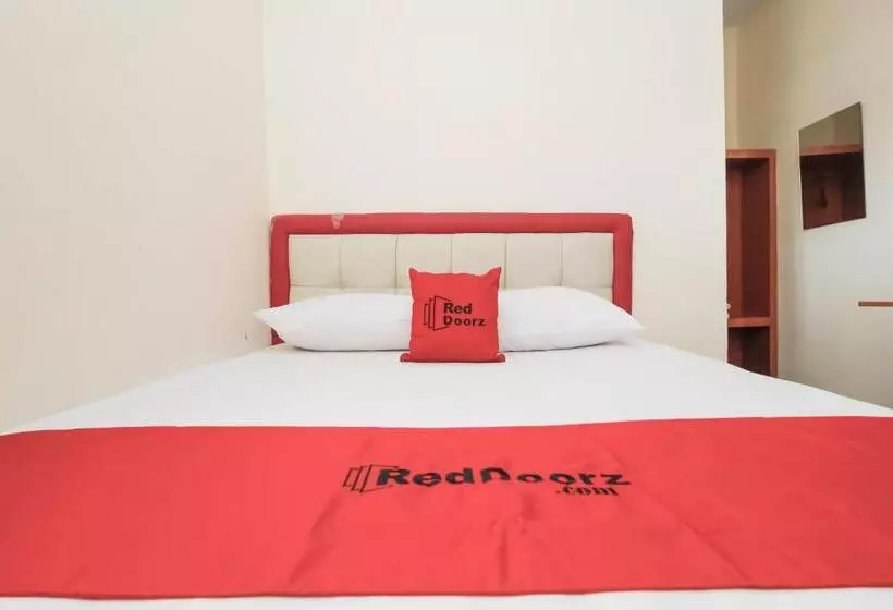 Hotelli Reddoorz Plus @ Jalan Pemuda Jakarta