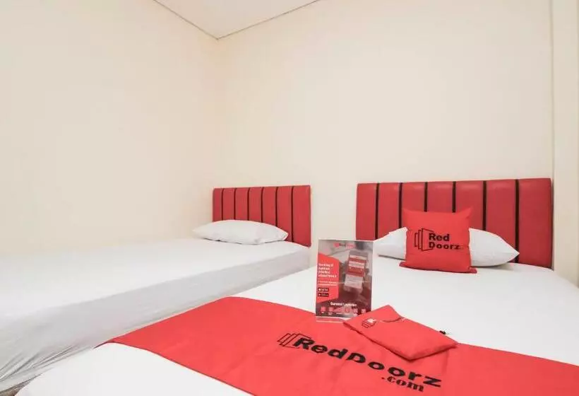 Hotelli Reddoorz Plus @ Jalan Pemuda Jakarta