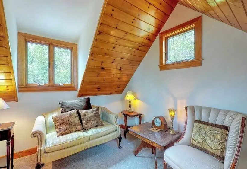 Beautiful Hilltop Home With Deck & View Of Penobscot Bay   Near Festivals & More