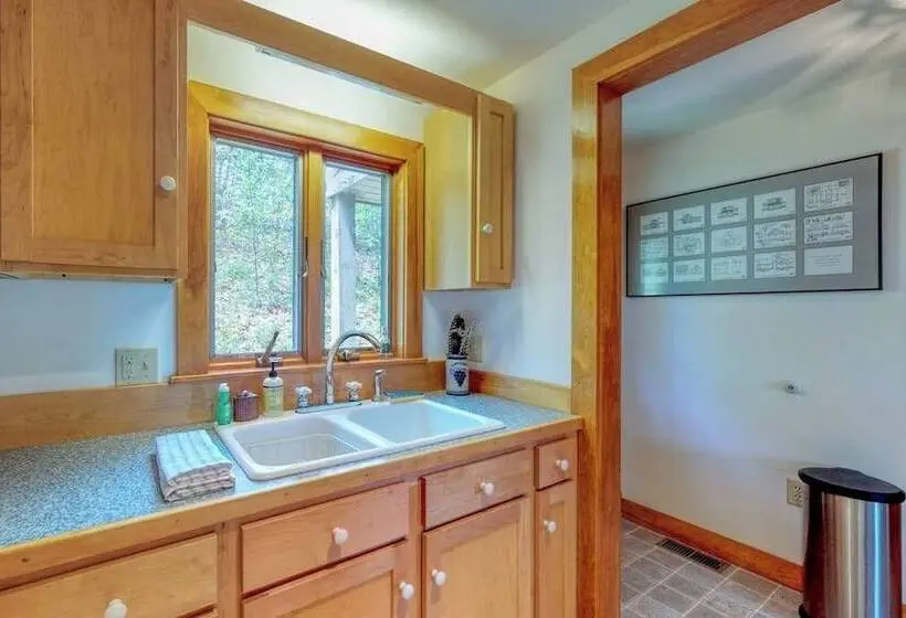 Beautiful Hilltop Home With Deck & View Of Penobscot Bay   Near Festivals & More