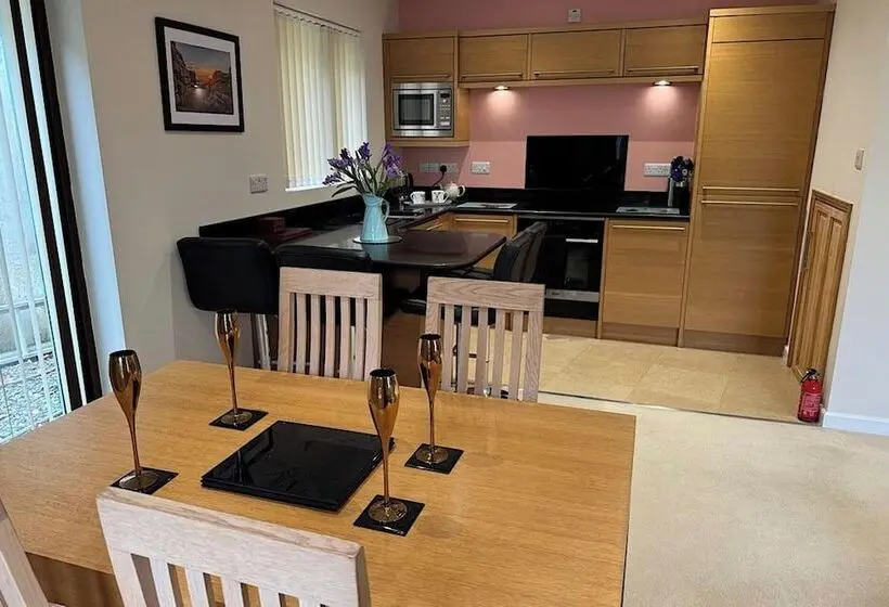 River Tamar Couples Retreat   Dog Friendly