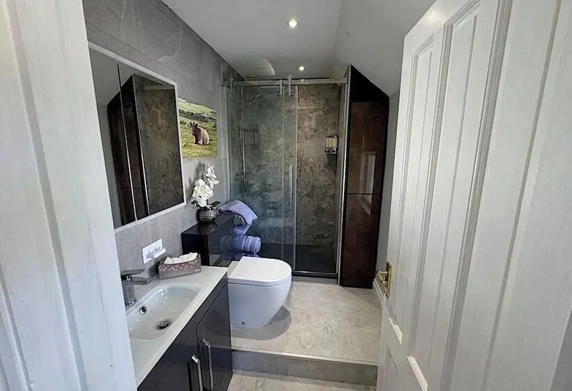 River Tamar Couples Retreat   Dog Friendly