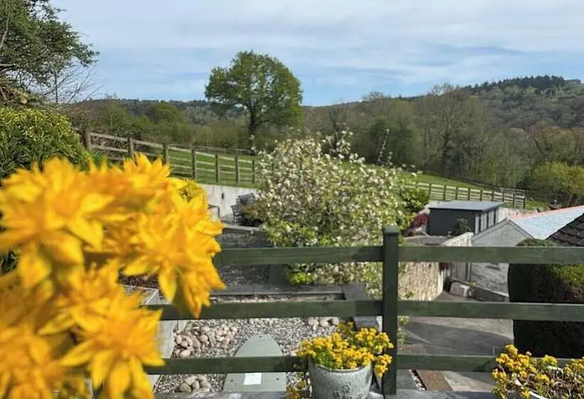 River Tamar Couples Retreat   Dog Friendly