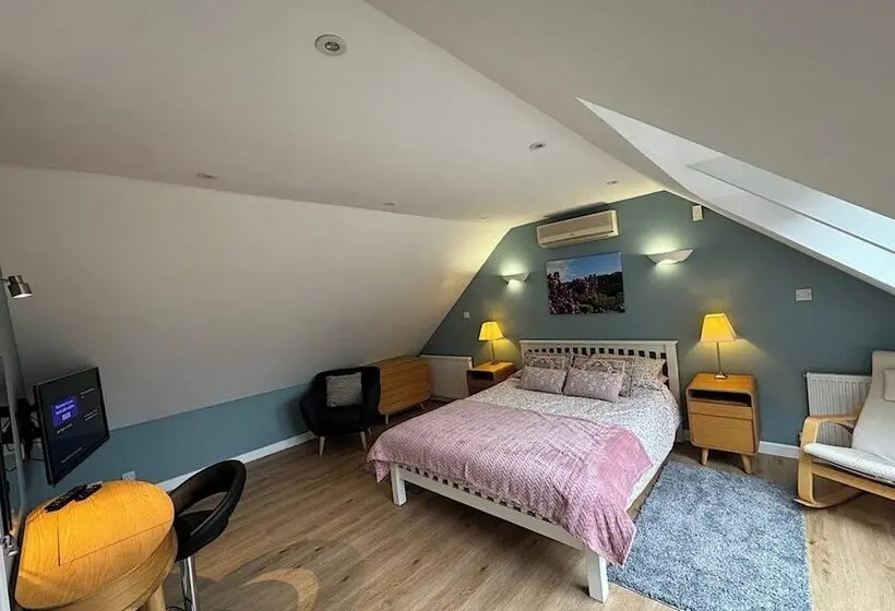 River Tamar Couples Retreat   Dog Friendly