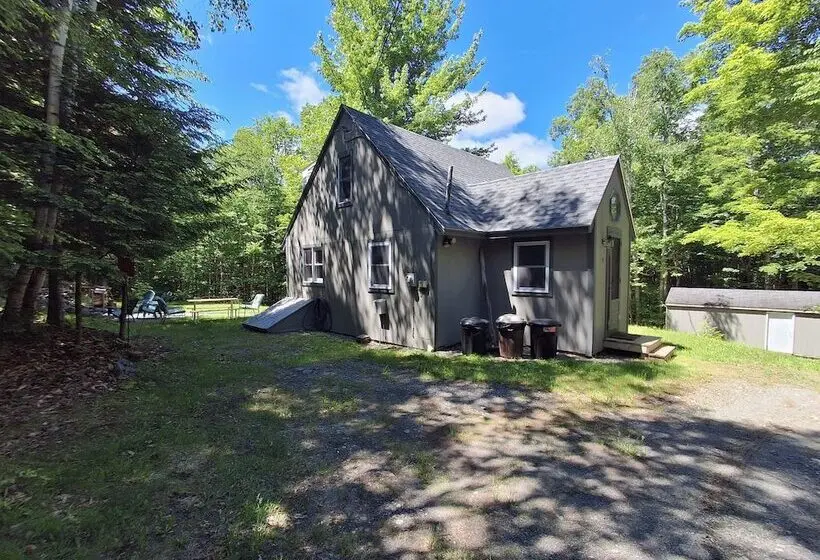 Cozy Woodsy Cabin W/ A Deck, Firepit, Gas Grill, Free Wifi, & Full Kitchen