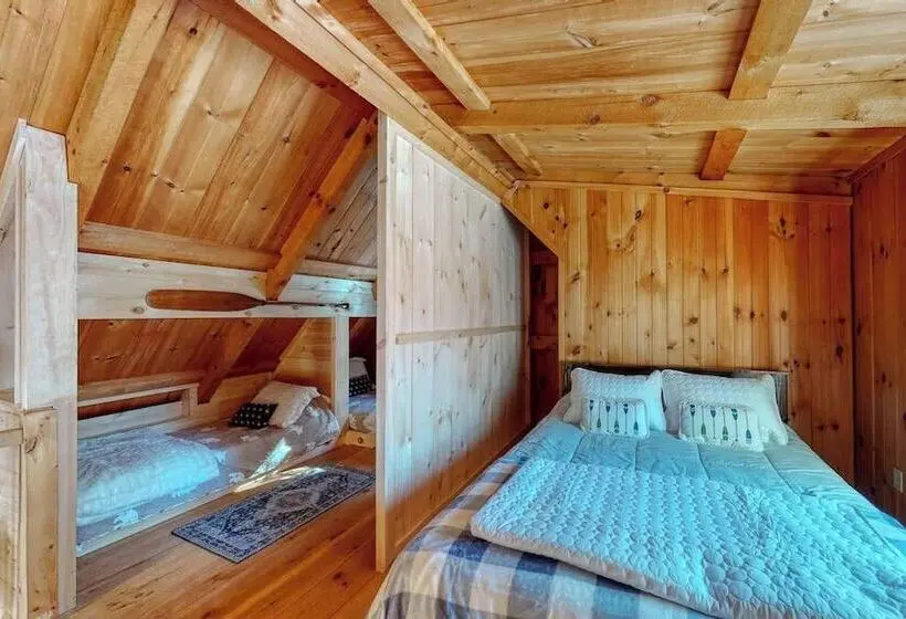 Cozy Woodsy Cabin W/ A Deck, Firepit, Gas Grill, Free Wifi, & Full Kitchen