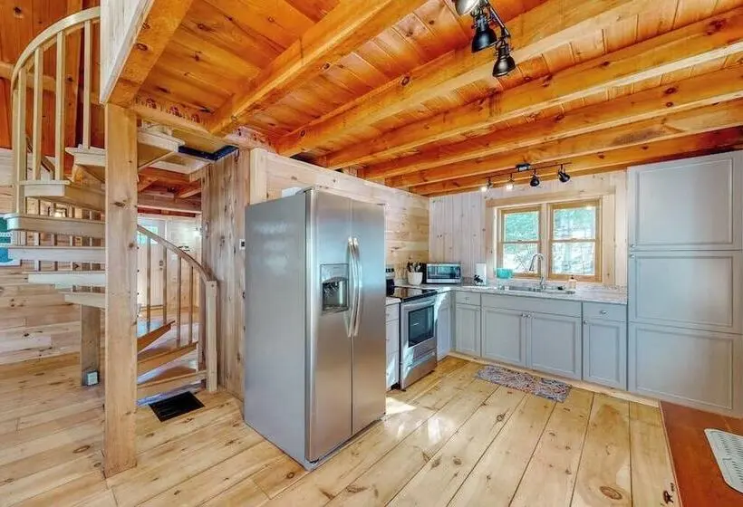 Cozy Woodsy Cabin W/ A Deck, Firepit, Gas Grill, Free Wifi, & Full Kitchen