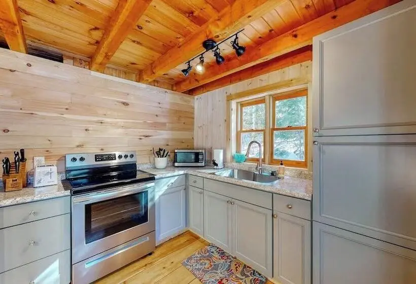 Cozy Woodsy Cabin W/ A Deck, Firepit, Gas Grill, Free Wifi, & Full Kitchen