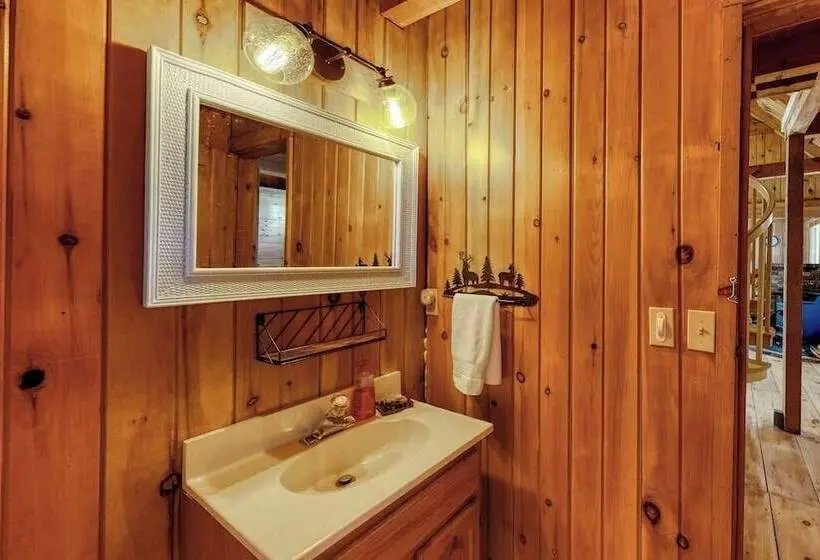 Cozy Woodsy Cabin W/ A Deck, Firepit, Gas Grill, Free Wifi, & Full Kitchen