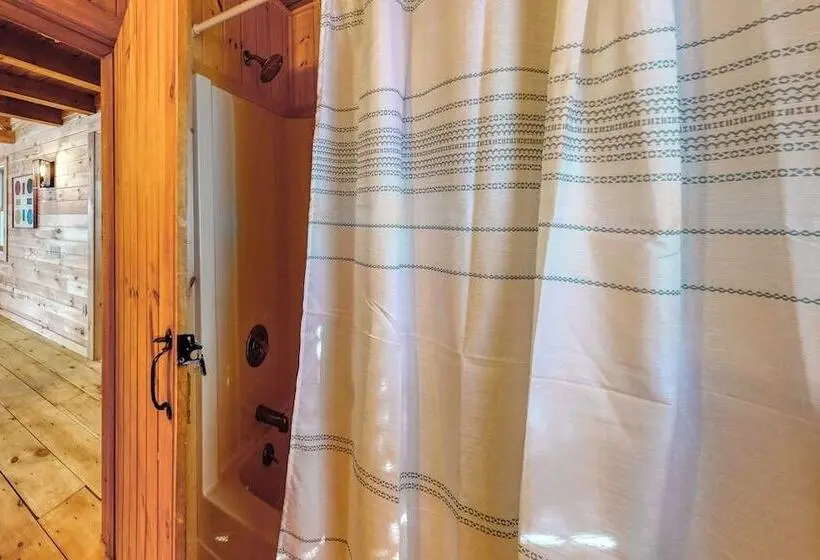 Cozy Woodsy Cabin W/ A Deck, Firepit, Gas Grill, Free Wifi, & Full Kitchen