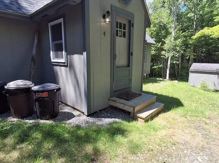 Cozy Woodsy Cabin W/ A Deck, Firepit, Gas Grill, Free Wifi, & Full Kitchen