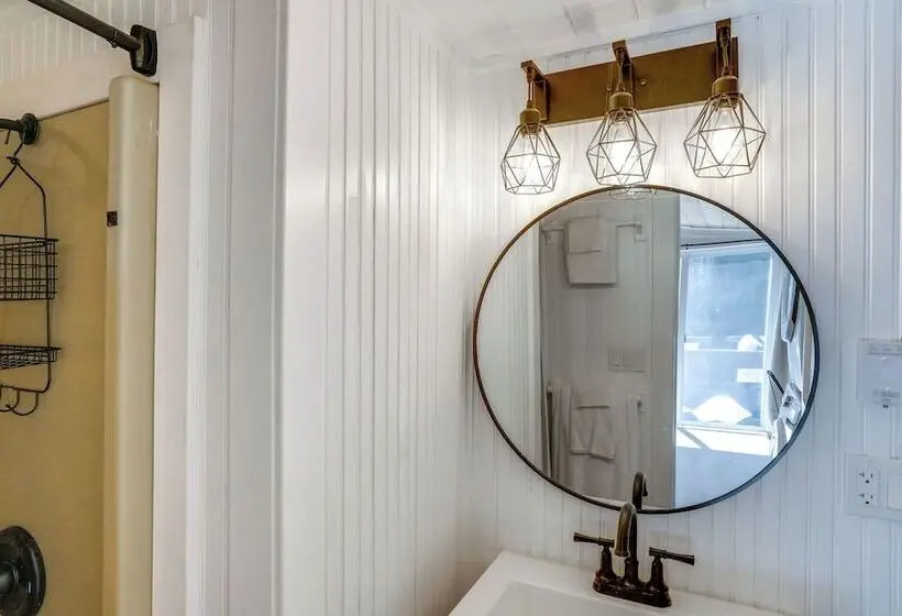 High Design Monroe Cabin On 2 Private Acres!