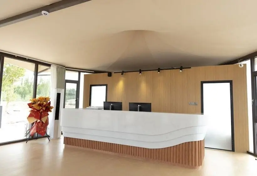 Hotelli Dunhuang Desert Galaxy Celestial Palace   Glamping Resort