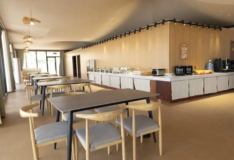 Hotelli Dunhuang Desert Galaxy Celestial Palace   Glamping Resort