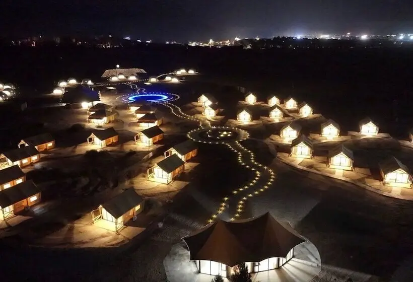 Hotelli Dunhuang Desert Galaxy Celestial Palace   Glamping Resort