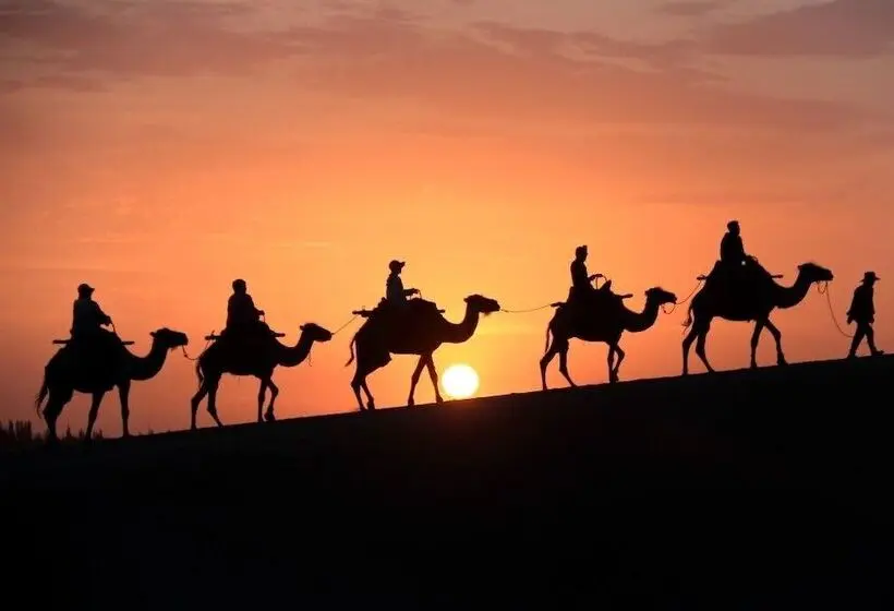 Hotelli Dunhuang Desert Galaxy Celestial Palace   Glamping Resort