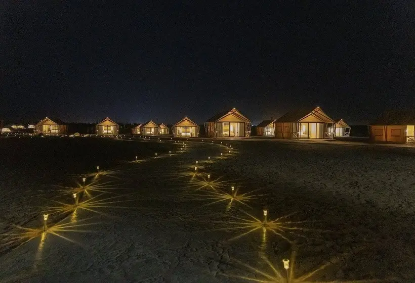 Hotelli Dunhuang Desert Galaxy Celestial Palace   Glamping Resort