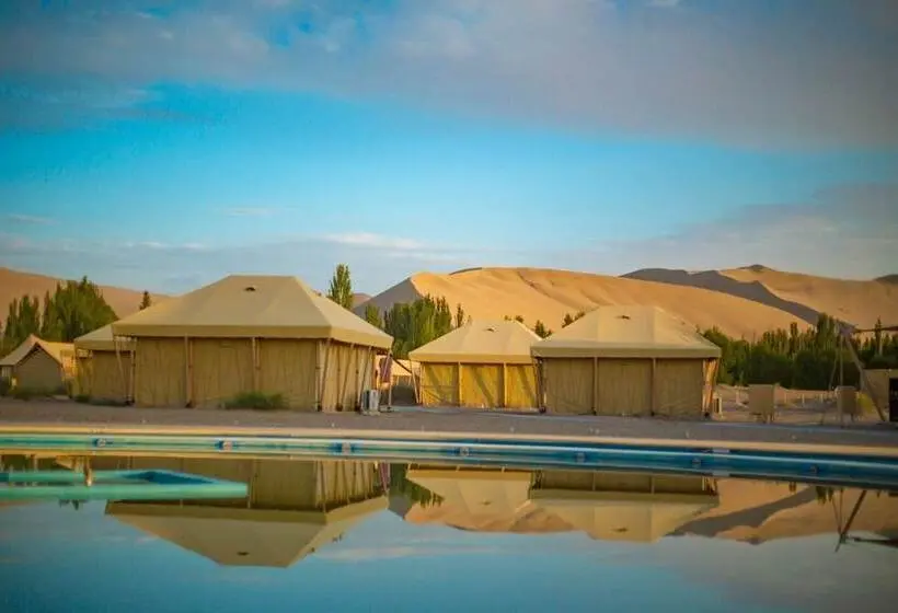 Hotelli Dunhuang Desert Galaxy Celestial Palace   Glamping Resort