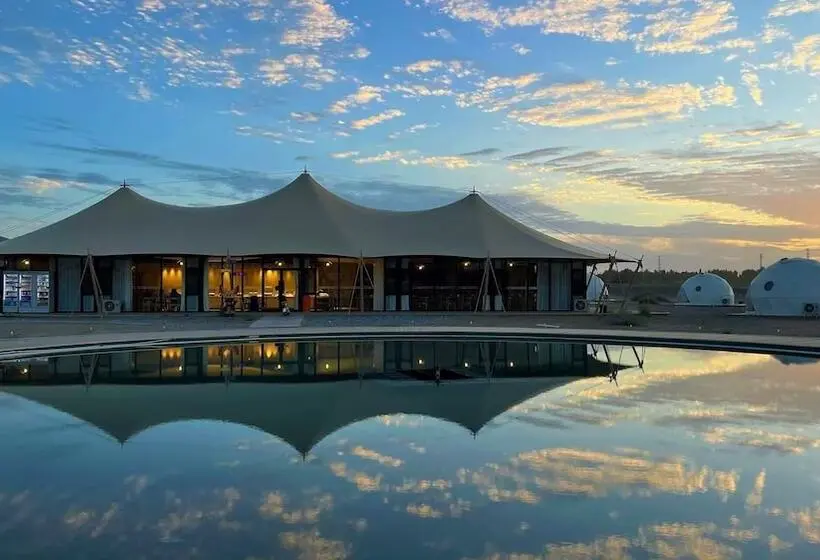 Hotelli Dunhuang Desert Galaxy Celestial Palace   Glamping Resort