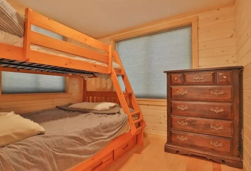 Luxe Bayfront Cabin W/ Stunning Views & Shared Dock  Ideal For Hunting & Fishing