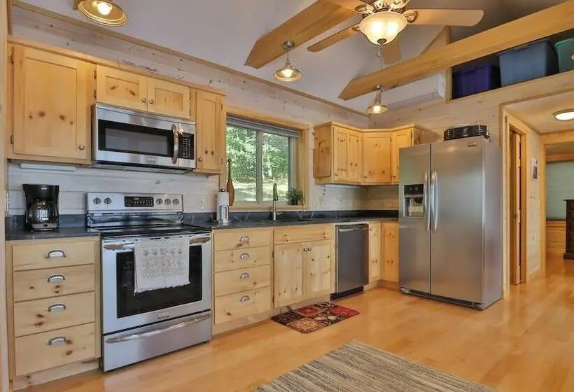 Luxe Bayfront Cabin W/ Stunning Views & Shared Dock  Ideal For Hunting & Fishing
