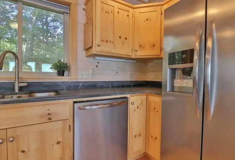 Luxe Bayfront Cabin W/ Stunning Views & Shared Dock  Ideal For Hunting & Fishing