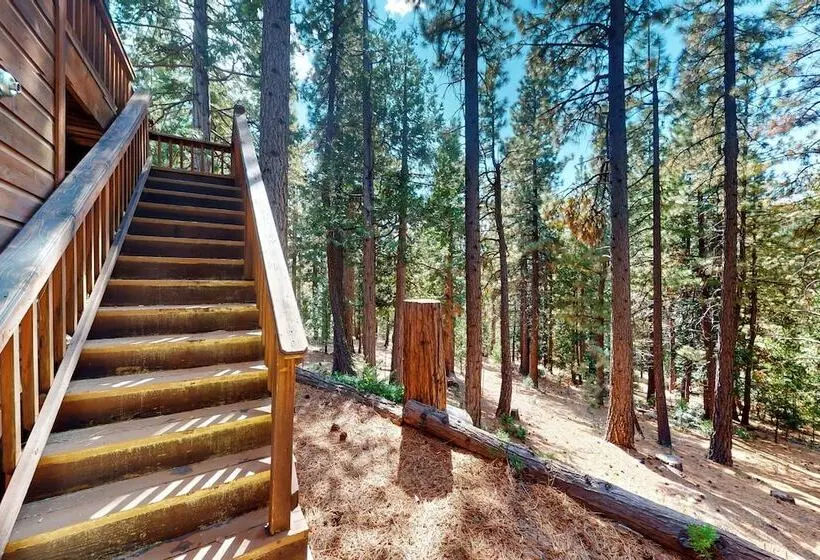 Projector & Deck! Family Cabin, 4 Mi To Lake Davis