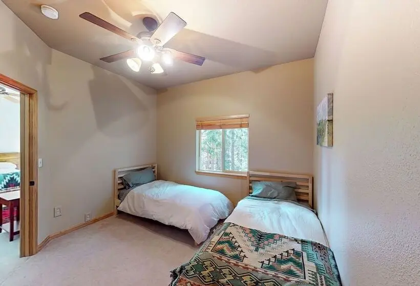 Projector & Deck! Family Cabin, 4 Mi To Lake Davis